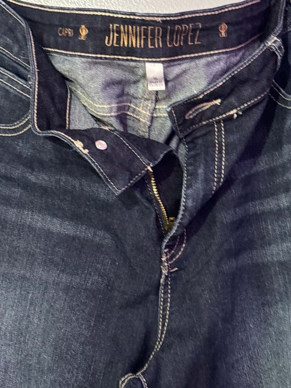 Jennifer Lopez Dark Wash Raw Hem Capri Jeans - Picture 2 of 3